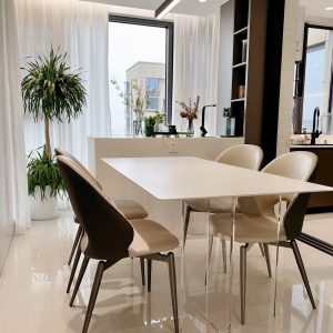 Bàn ăn và ghế kết hợp phiến đá trắng acrylic treo gia đình hình chữ nhật thiết kế nhà đơn giản kiểu lưới màu đỏ - Hình 3