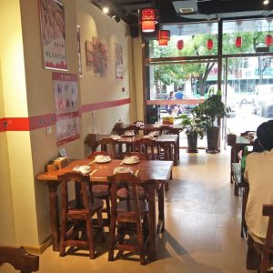Bán buôn Bàn ghế chống ăn mòn carbonized công viên ngoài trời quán bar nhà hàng mì nhà hàng cà phê nhà hàng thức ăn nhanh Bàn ăn gỗ cứng và ghế - Hình 2