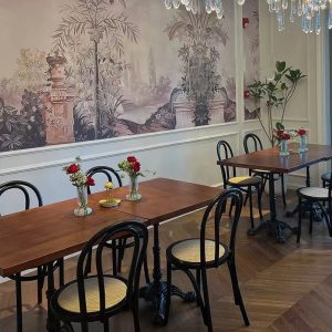 Bán buôn Mỹ cổ điển gỗ rắn cafe Bàn ghế nhà hàng thanh cửa hàng món tráng miệng Bàn ăn sắt rèn vuông nhỏ đơn giản - Hình 4