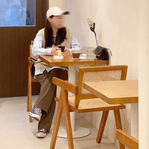 Bàn ghế Chenghong Bàn ăn gỗ rắn cửa hàng bánh tráng miệng khu vực giải trí đặc biệt Bàn vuông cafe giải trí Bàn ghế bán buôn - Hình 3