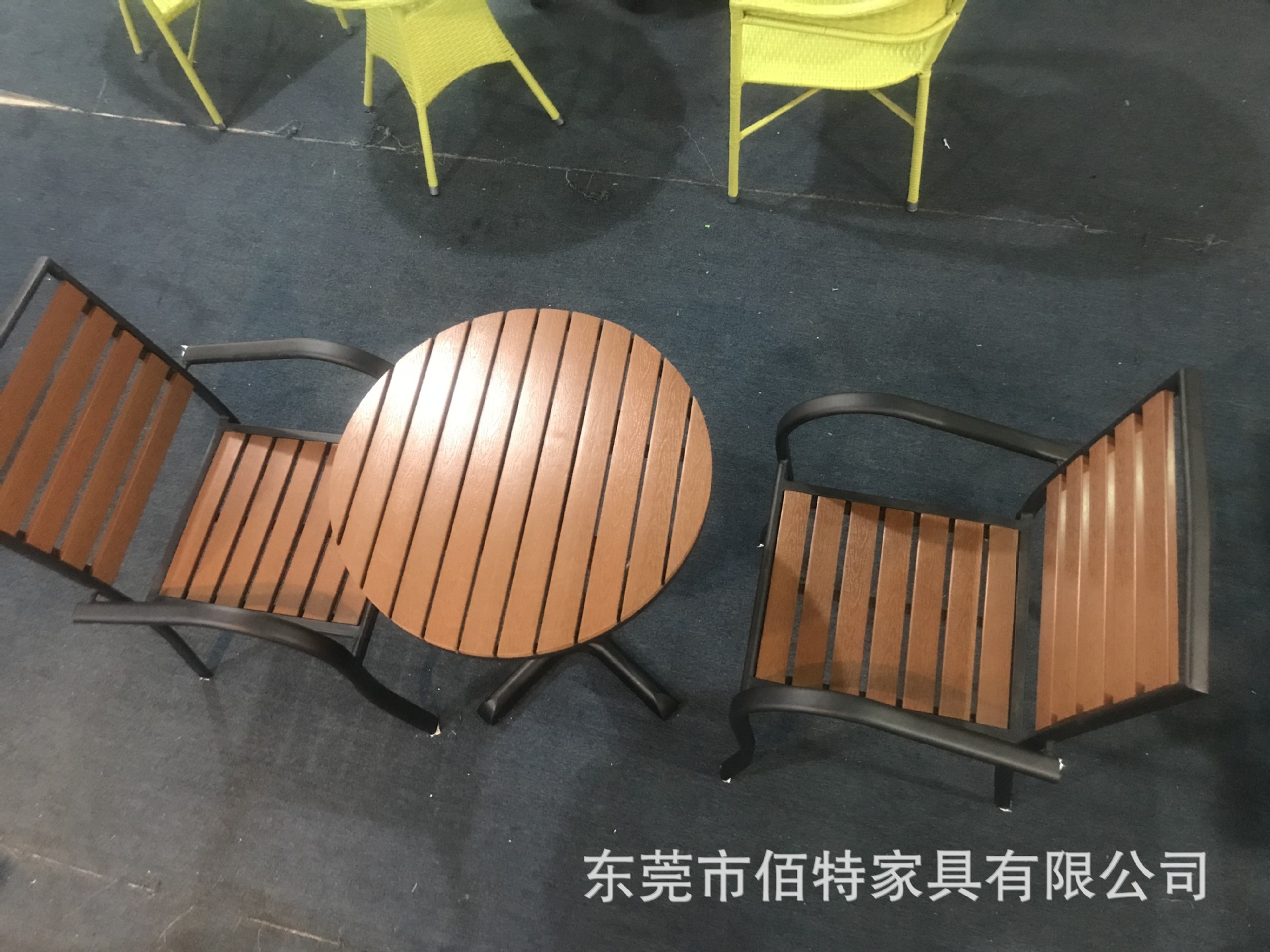 Bàn ghế ngoài trời bằng sắt rèn hiện đại ngoài trời sân vườn Bàn ghế gỗ nhựa quán trà sữa quán cà phê Bàn ghế ngoài trời - Hình 2 Bàn ghế ngoài trời bằng sắt rèn hiện đại ngoài trời sân vườn Bàn ghế gỗ nhựa quán trà sữa quán cà phê Bàn ghế ngoài trời - Hình 2