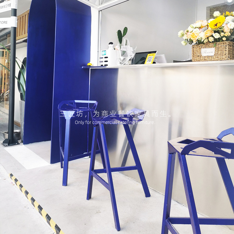 Bàn ghế nổi tiếng quán cà phê ngoài trời với ghế quầy bar sắt rèn Klein màu xanh cá tính sáng tạo quầy bar trong suốt quầy lễ tân ghế đẩu cao - Hình 2 Bàn ghế nổi tiếng quán cà phê ngoài trời với ghế quầy bar sắt rèn Klein màu xanh cá tính sáng tạo quầy bar trong suốt quầy lễ tân ghế đẩu cao - Hình 2