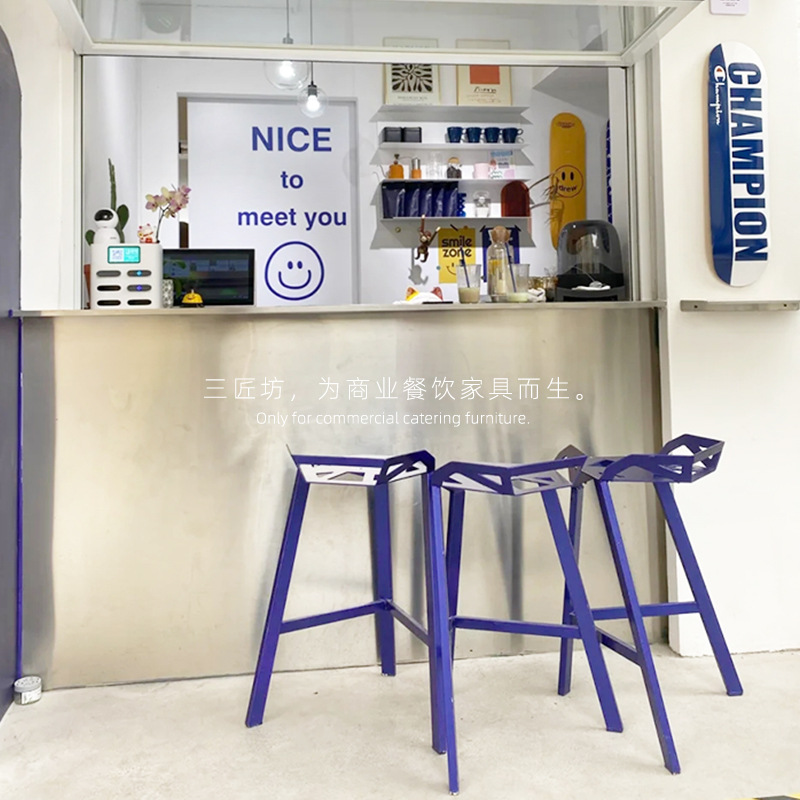 Bàn ghế nổi tiếng quán cà phê ngoài trời với ghế quầy bar sắt rèn Klein màu xanh cá tính sáng tạo quầy bar trong suốt quầy lễ tân ghế đẩu cao - Hình 3 Bàn ghế nổi tiếng quán cà phê ngoài trời với ghế quầy bar sắt rèn Klein màu xanh cá tính sáng tạo quầy bar trong suốt quầy lễ tân ghế đẩu cao - Hình 3