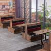 Bàn ghế Phong cách công nghiệp nhà hàng quán bar lẩu cửa hàng thịt nướng nhà hàng thanh ghế sofa Bàn ghế gỗ cứng dựa vào tường phong cách cổ điển