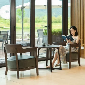 Bàn ghế Quán cà phê sách: Bàn ghế kết hợp với ghế sofa đơn gỗ nguyên khối