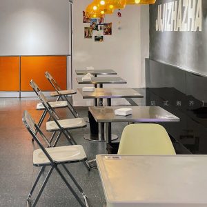 Bàn ghế Quán trà sữa tráng miệng phong cách công nghiệp Bàn ghế cafe ins trắng ghế xếp inox Bàn vuông phối lưới đỏ shop - Hình 2
