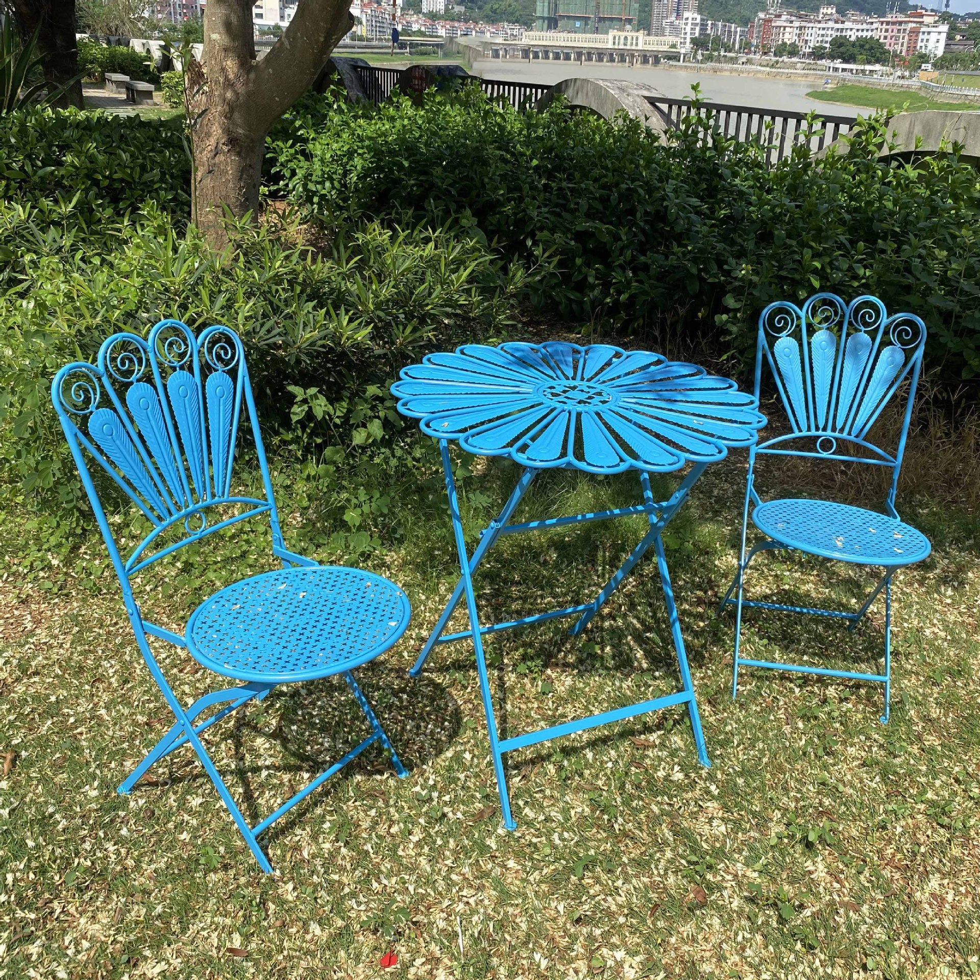 Bộ bàn ghế ăn ngoài trời bằng sắt rèn hiện đại quán cà phê quán trà sữa thời trang mini bộ hai ghế Bàn tròn nhỏ gia đình - Hình 3 Bộ bàn ghế ăn ngoài trời bằng sắt rèn hiện đại quán cà phê quán trà sữa thời trang mini bộ hai ghế Bàn tròn nhỏ gia đình - Hình 3