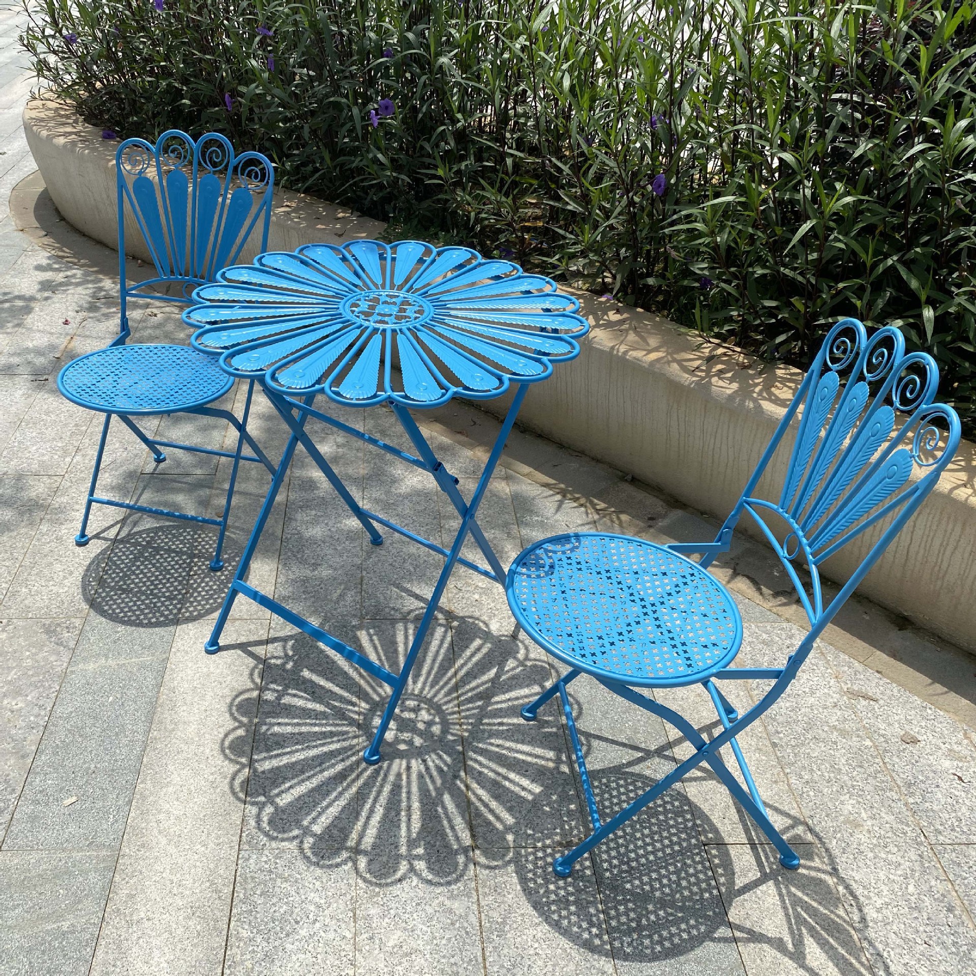 Bộ bàn ghế ăn ngoài trời bằng sắt rèn hiện đại quán cà phê quán trà sữa thời trang mini bộ hai ghế Bàn tròn nhỏ gia đình Bộ bàn ghế ăn ngoài trời bằng sắt rèn hiện đại quán cà phê quán trà sữa thời trang mini bộ hai ghế Bàn tròn nhỏ gia đình