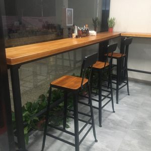 Bộ bàn ghế quầy bar gỗ đặc sắt rèn quán cà phê quán trà sữa ban công áp tường Bàn dài cao Bàn ăn gia đình - Hình 2