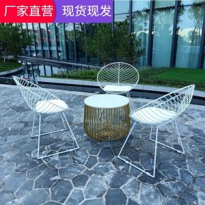 Bộ bàn ghế sắt rèn ngoài trời Bộ bàn cà phê sân vườn mái che cà phê trà sữa ngoài trời ngoài trời lưới chống nắng chống thấm nước màu đỏ - Hình 2