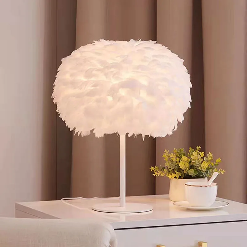 Đèn bàn lông vũ màu trắng đẹp Vàng kim loại màu trắng vàng Phòng ngủ phòng khách Bàn làm việc khách sạn Đèn trang trí E27 110-240V - Hình 2 Đèn bàn lông vũ màu trắng đẹp Vàng kim loại màu trắng vàng Phòng ngủ phòng khách Bàn làm việc khách sạn Đèn trang trí E27 110-240V - Hình 2