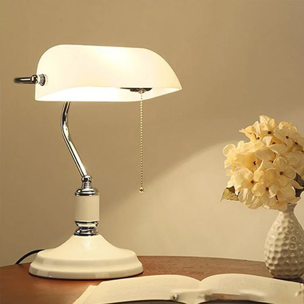 Đèn Truyền Thống Đế Kim Loại Handmade Xanh Ngọc Lục Bảo Bóng Thủy Tinh Vintage Văn Phòng Để Bàn Phong Cách Cổ Đèn Để Bàn Đèn Truyền Thống Đế Kim Loại Handmade Xanh Ngọc Lục Bảo Bóng Thủy Tinh Vintage Văn Phòng Để Bàn Phong Cách Cổ Đèn Để Bàn