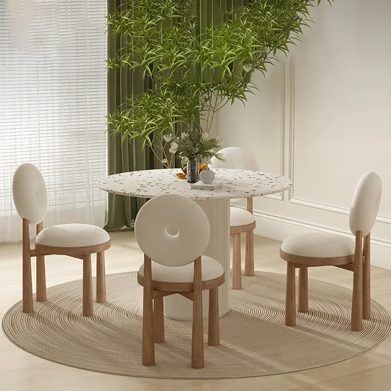 Ghế ăn phong cách Wabi Sabi kỳ lạ với nền đá màu kem và bàn đá tự nhiên Ghế ăn phong cách Wabi Sabi kỳ lạ với nền đá màu kem và bàn đá tự nhiên