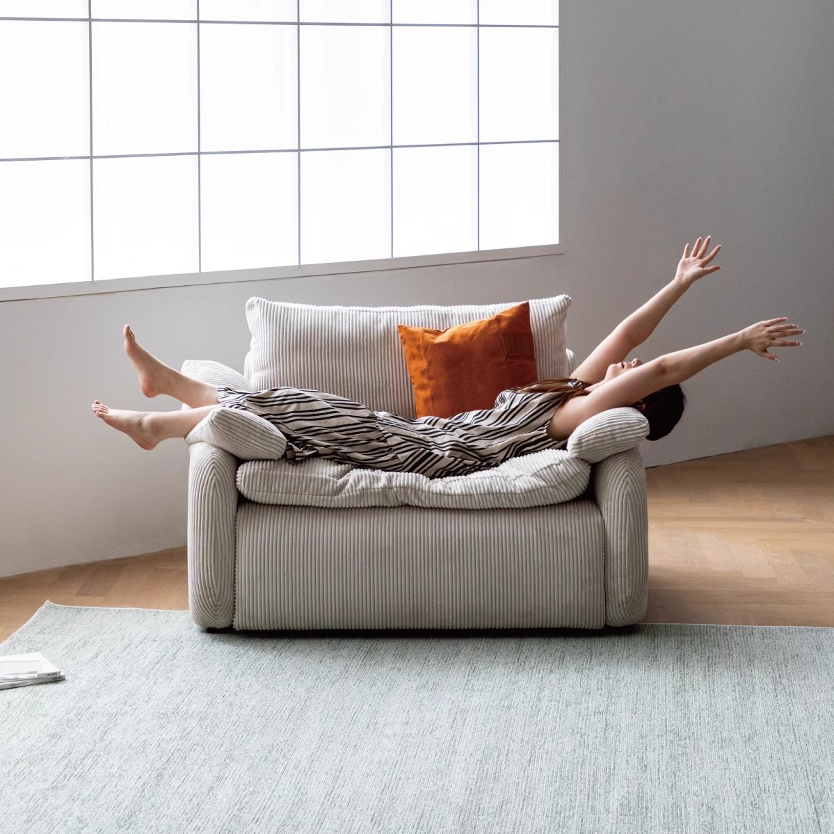 Mẫu Ghế Sofa Lười Thư Giãn Lưng Tựa Vải Nhung Kẻ Sọc - Hình 3 Mẫu Ghế Sofa Lười Thư Giãn Lưng Tựa Vải Nhung Kẻ Sọc - Hình 3